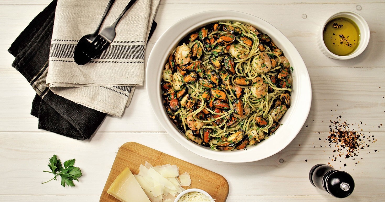 Spaghetti Aglio E Olio With Mussels, Small Shrimps, Chili Flakes And Parsley